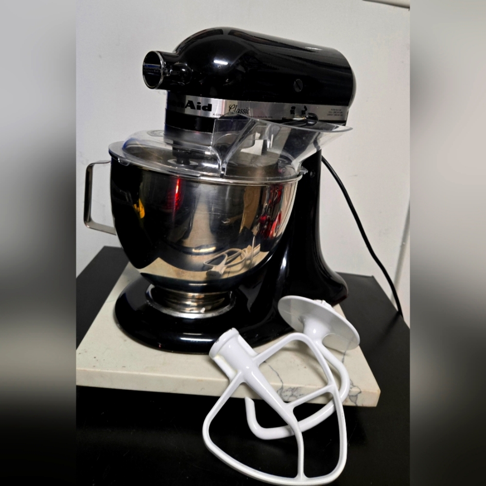 KitchenAid Classic Series 4.5 Quart Tilt-Head Stand Mixer, Onyx Black, K45SS